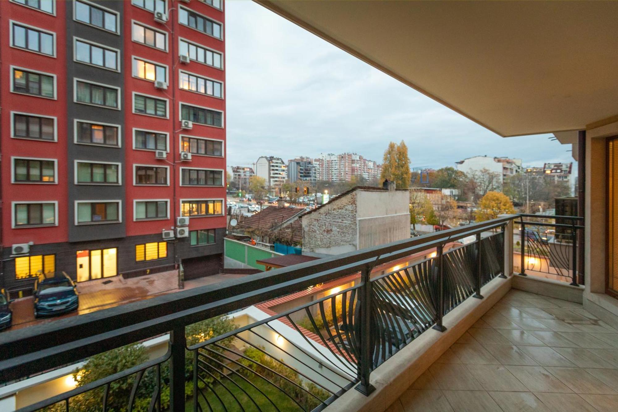 Modern And Bright Apartments Near Center - Free Parking — Photos 1